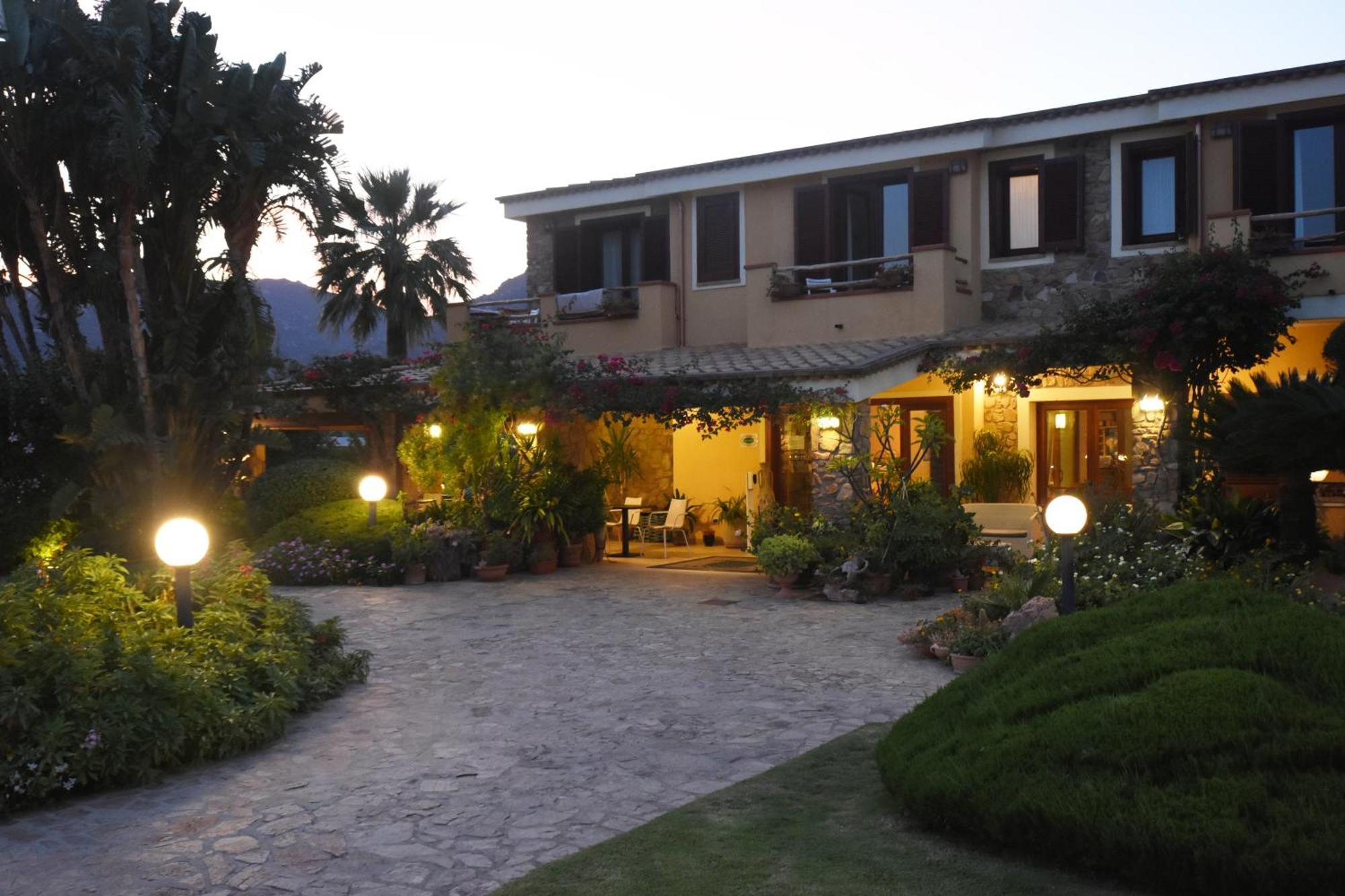 Le Anfore Hotel Villasimius Exterior foto